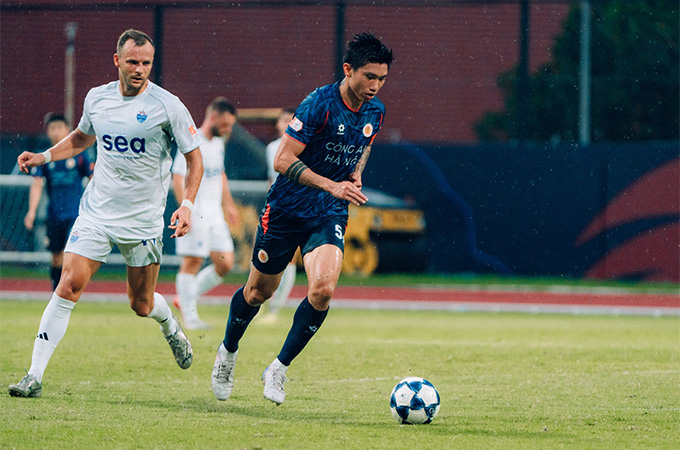 Văn Hậu chơi 65 phút và có màn trình diễn tương đối tích cực trước Lion City Sailors Văn Hậu thi đấu trận giao hữu tại Singapore