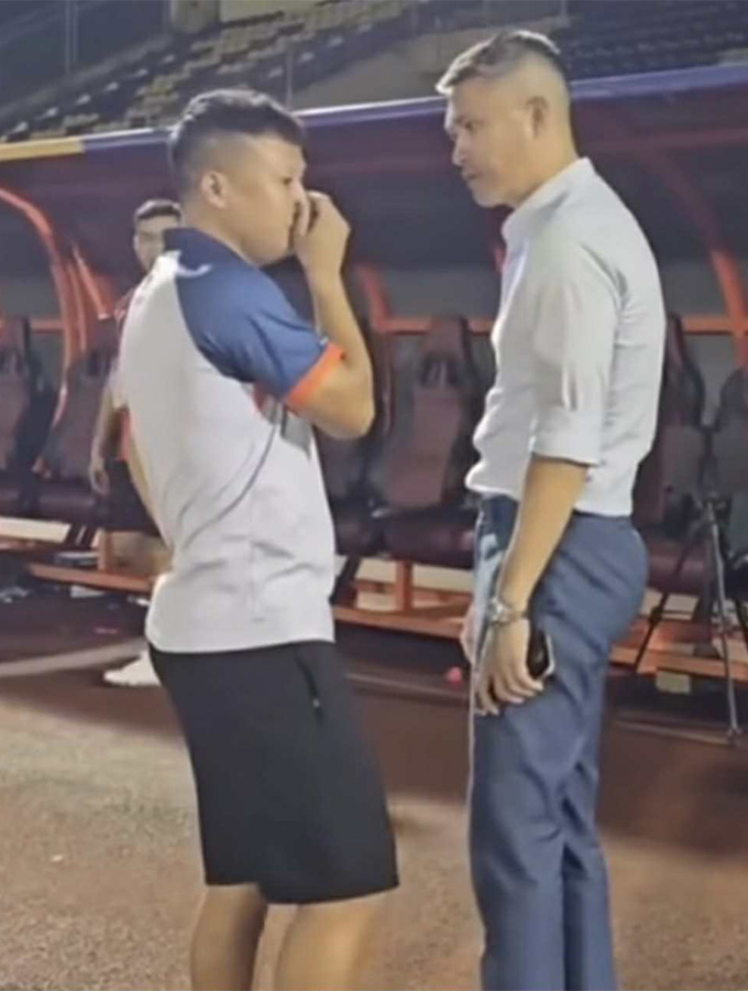 Công Vinh trao đổi với Phạm Thành Lương sau trận đấu