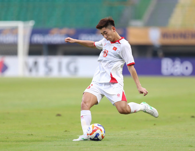 Pha cứu thua của thủ môn Cao Văn Bình Thủ môn Cao Văn Bình băng ra cản phá