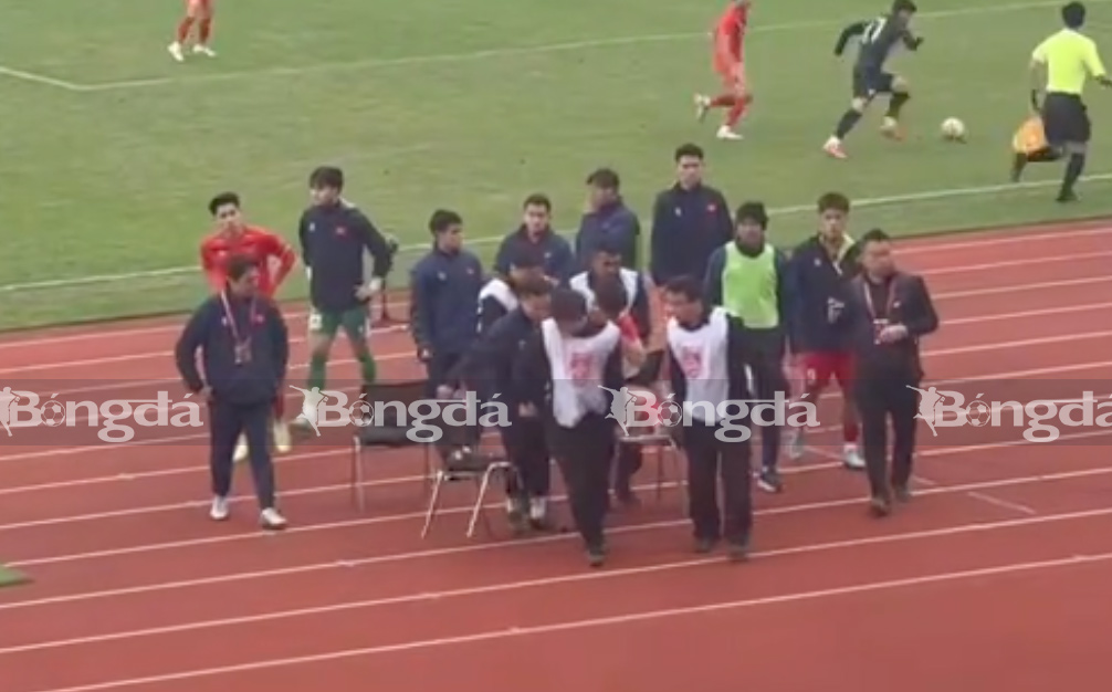 Văn Trường phải rời sân bằng cáng sau pha va chạm ở trận gặp U22 Hàn Quốc Văn Trường rời sân bằng cáng sau pha va chạm