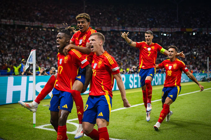 Cầu thủ Tây Ban Nha thi đấu trên sân nhà