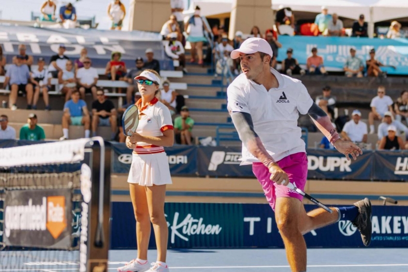 Khoảng trống sân do bao sân Sân pickleball để trống do di chuyển quá rộng của người chơi nam