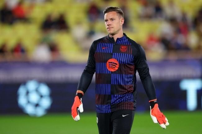 Stegen phải ngồi ngoài do chấn thương