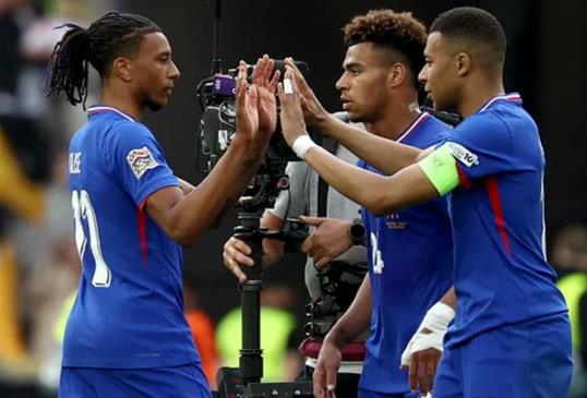 Đội tuyển Pháp đang dẫn đầu bảng D