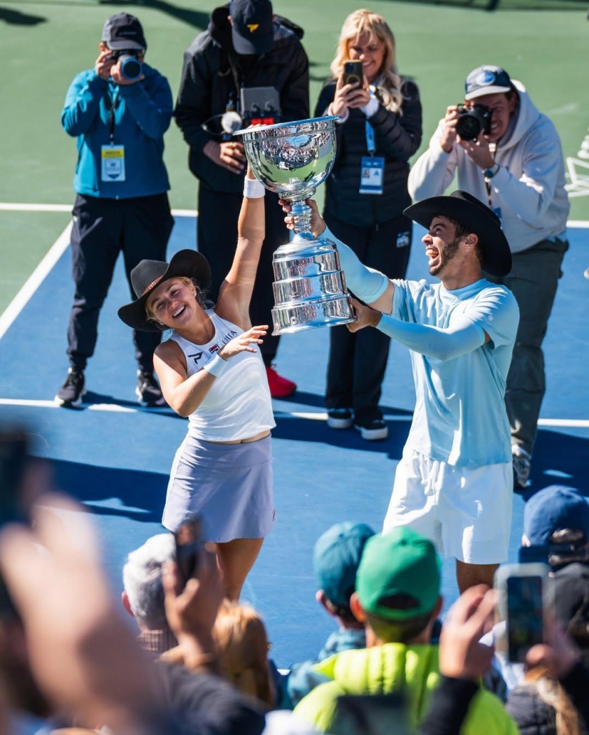 Cặp đôi Anna Leigh Waters và Ben Johns trên sân đấu