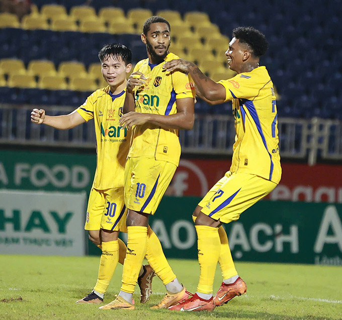 Niềm vui của cầu thủ SLNA sau chiến thắng quan trọng