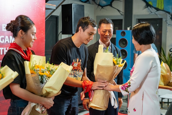 Bà Hoàng Yến tặng hoa cảm ơn ê-kíp thực hiện MV