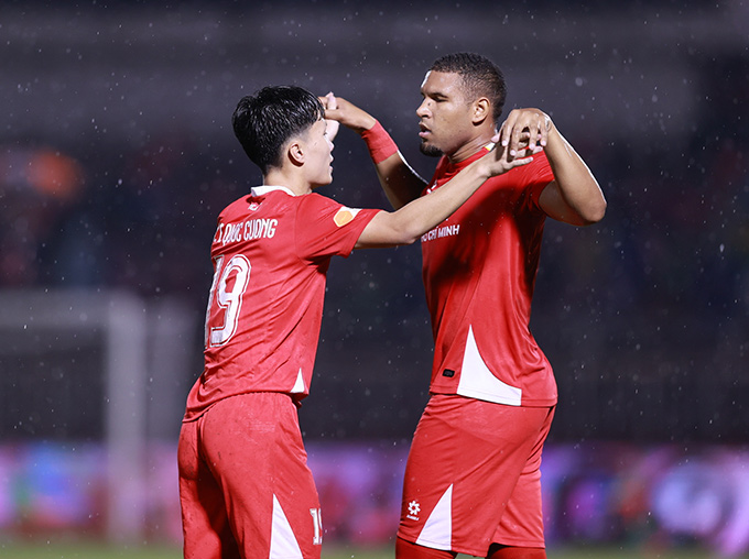 Công an TP.HCM thi đấu hứng khởi trong hiệp 1 - Ảnh: Quốc An Công an TP.HCM thi đấu hứng khởi trong hiệp 1