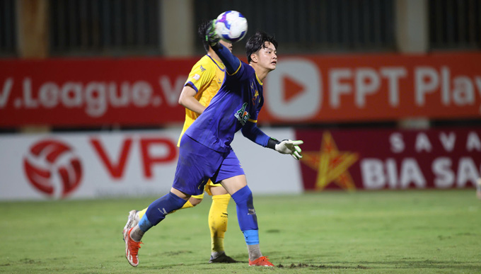 Thủ môn trẻ Cao Văn Bình thi đấu tại V.League