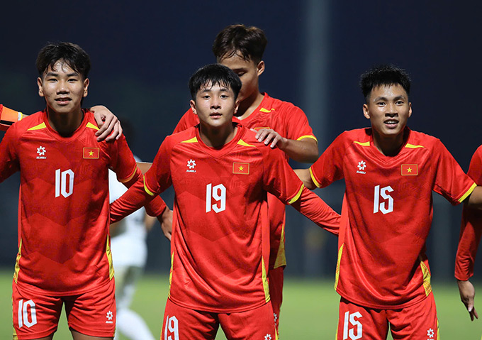 Mạnh Quân (số 19) ghi 4 bàn cho U17 Việt Nam Mạnh Quân ghi bàn cho U17 Việt Nam
