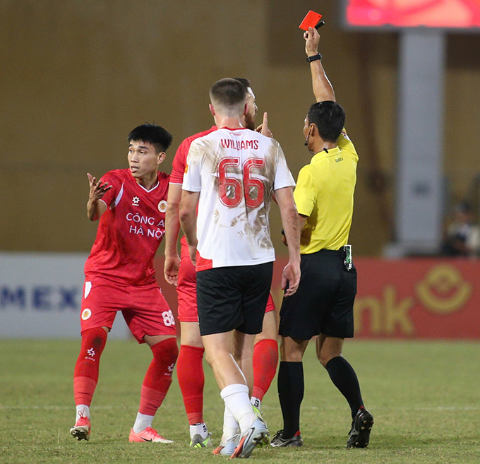 Lê Văn Đô chịu thẻ đỏ - Ảnh: Minh Tuấn Lê Văn Đô nhận thẻ đỏ trong trận derby ngành công an