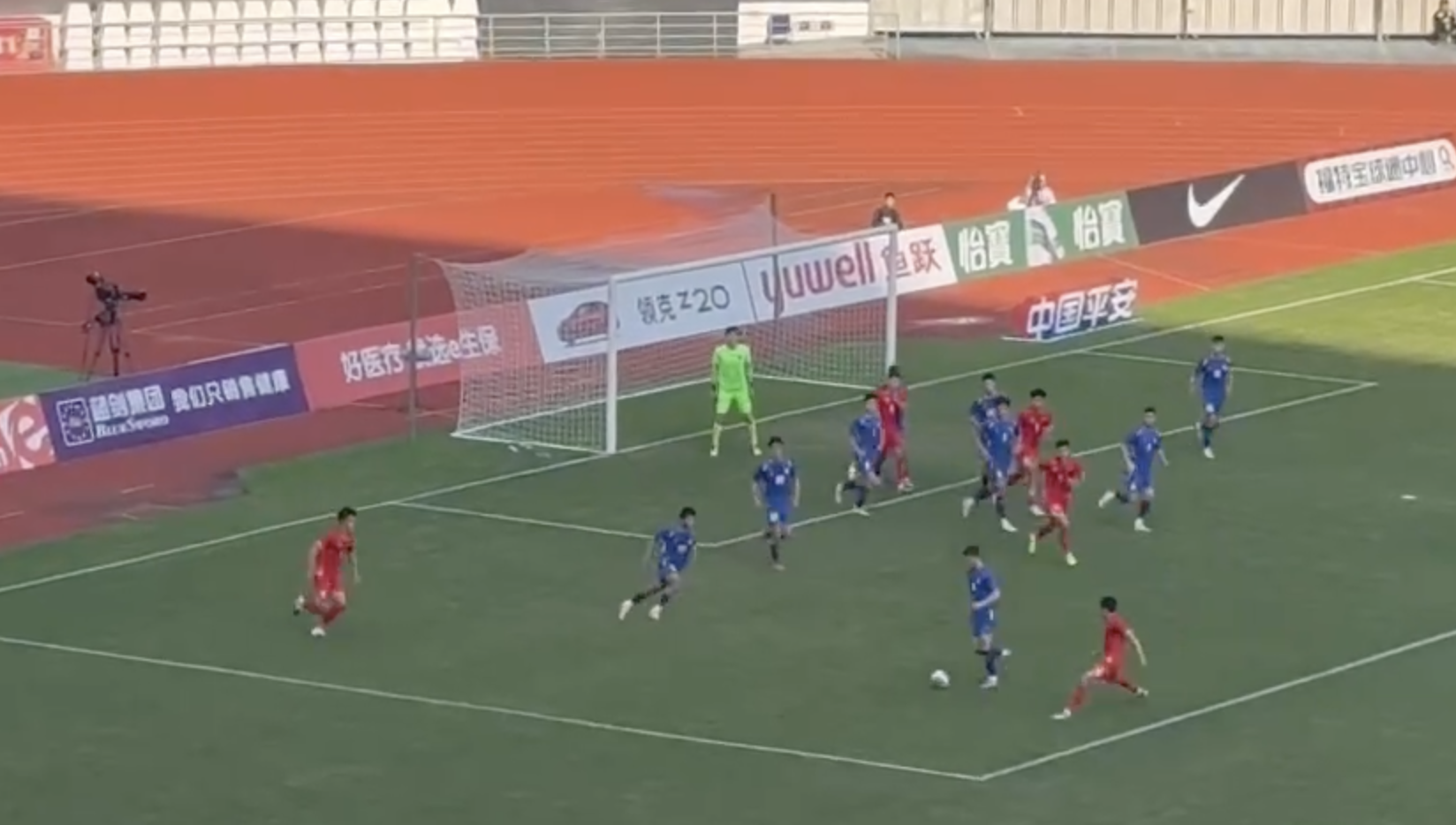 Quốc Cường thực hiện pha phạt góc cho U22 Việt Nam