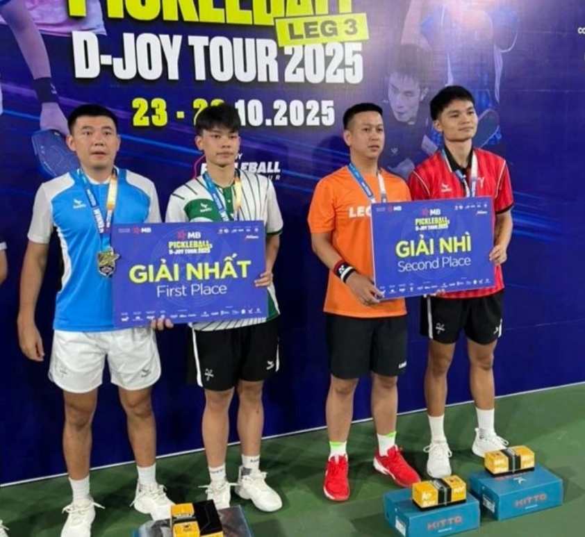 Hai tay vợt pickleball với đồng đội mới tại giải đấu tháng 10/2025