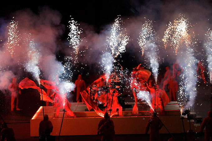 Nhà vua và Hoàng hậu trên khán đài Rajamangala