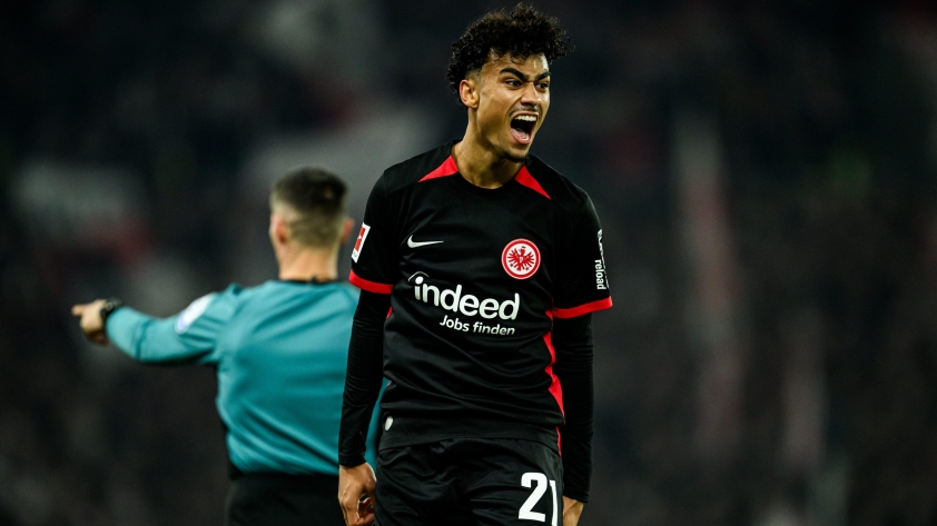Nathaniel Brown đang là hậu vệ cánh trái tiềm năng tại Bundesliga mùa này. Nathaniel Brown đang là hậu vệ cánh trái tiềm năng tại Bundesliga mùa này.