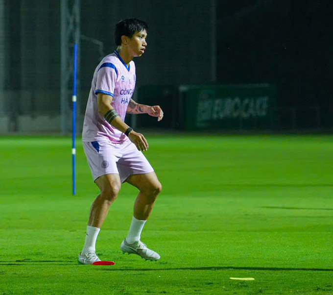 Đoàn Văn Hậu tham gia tập luyện trong đội hình gồm nhiều cầu thủ đá chính của CLB Công an Hà Nội Đoàn Văn Hậu tập luyện cùng đội Công an Hà Nội tại Thái Lan