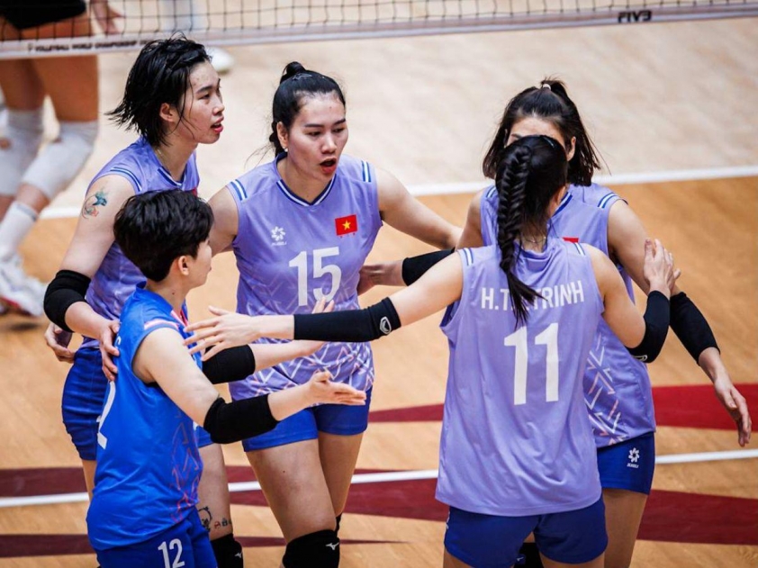 Trần Thị Thanh Thúy và đồng đội chuẩn bị trận đấu Tuyển bóng chuyền nữ Việt Nam SEA Games 33