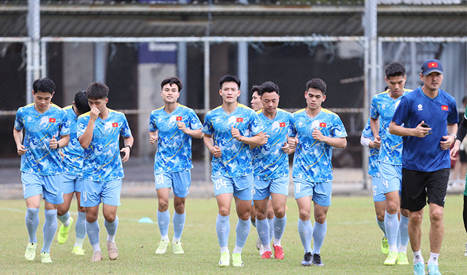 Nhóm cầu thủ đá chính ở trận gặp Lào được chạy nhẹ, thả lỏng quanh sân