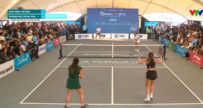 Phương Anh tận dụng cú đánh bóng trúng người để ghi điểm