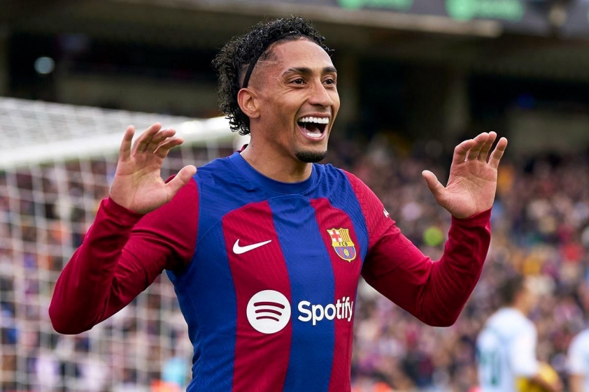 Raphinha khẳng định vẫn đang hạnh phúc và sẽ chiến đấu cho một suất đá chính tại Barcelona. Raphinha tập trung cống hiến tại Barcelona