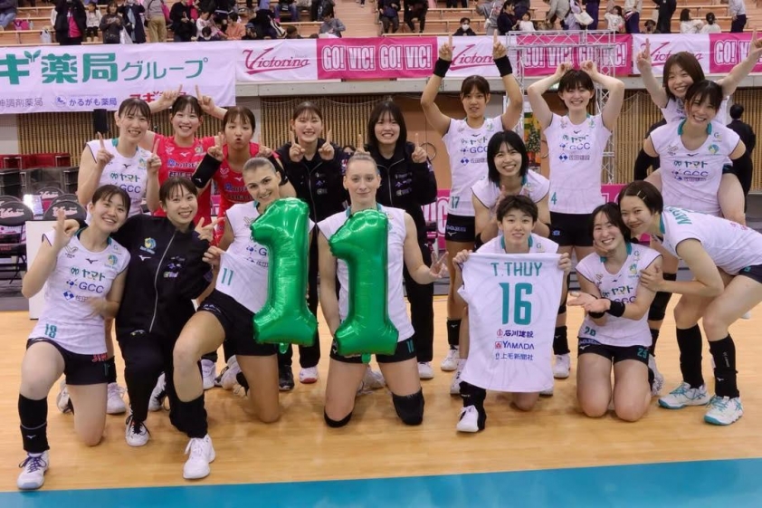 Các cầu thủ Gunma Green Wings ăn mừng chiến thắng thứ 11 trong mùa giải, không quên gửi lời đến Trần Thị Thanh Thúy. Cầu thủ Gunma Green Wings ăn mừng chiến thắng