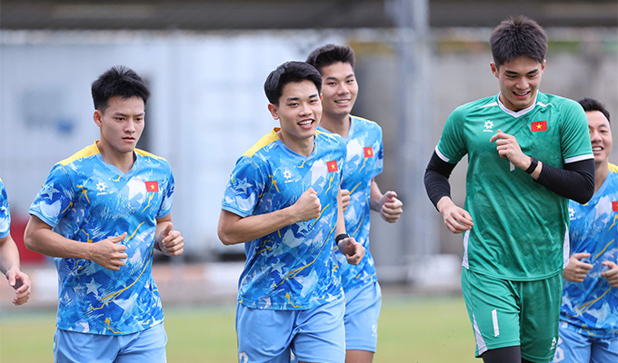 Sau màn động viên của ông thầy, Đình Bắc cùng các đồng đội tỏ ra thoải mái, vui vẻ hơn khi bước vào buổi tập