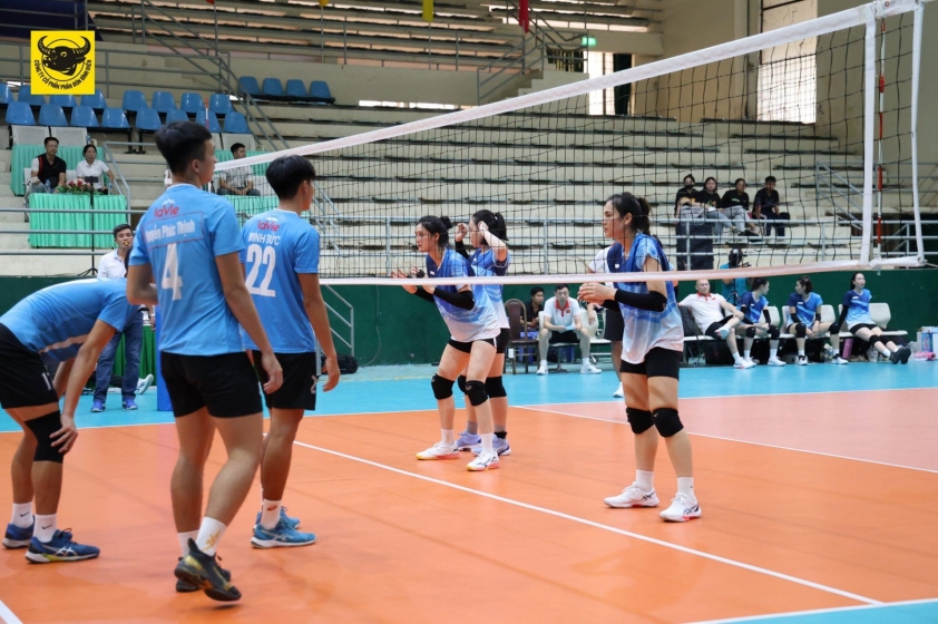 Các nữ tuyển thủ đối đầu với đội trẻ nam Tây Ninh