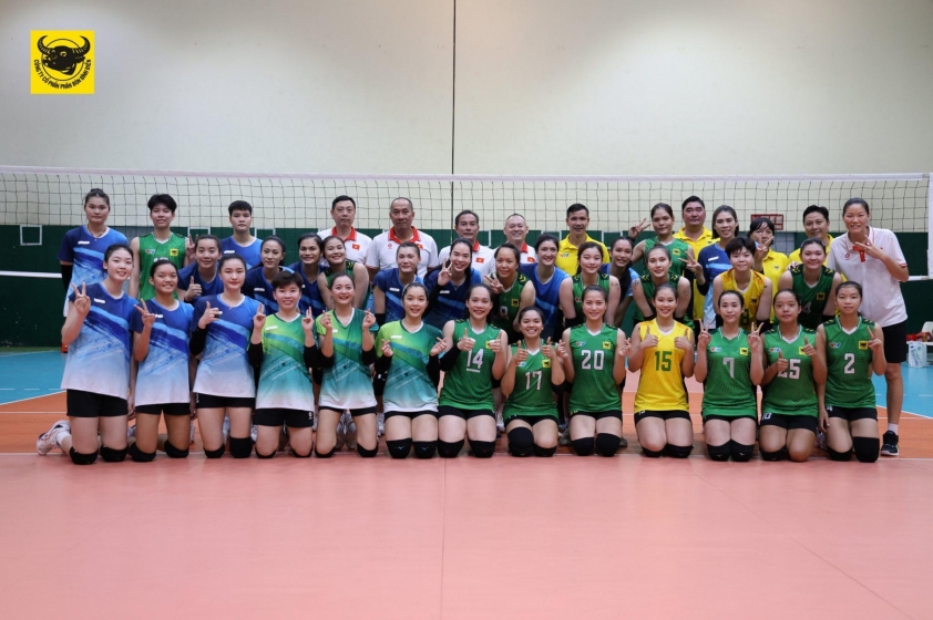 Các cầu thủ giao lưu chụp hình