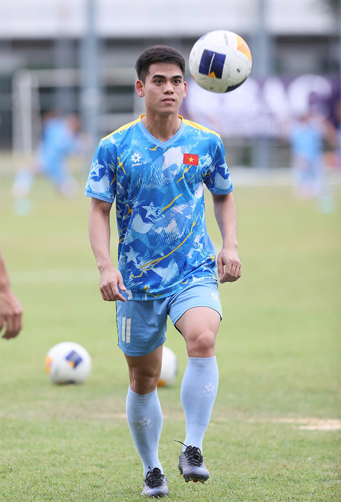 Đội trưởng Khuất Văn Khang cũng có nhiều tình huống lên bóng ấn tượng bên cánh trái rồi lật vào cho các đồng đội