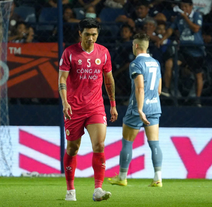 Đoàn Văn Hậu thi đấu mạnh mẽ sau chấn thương