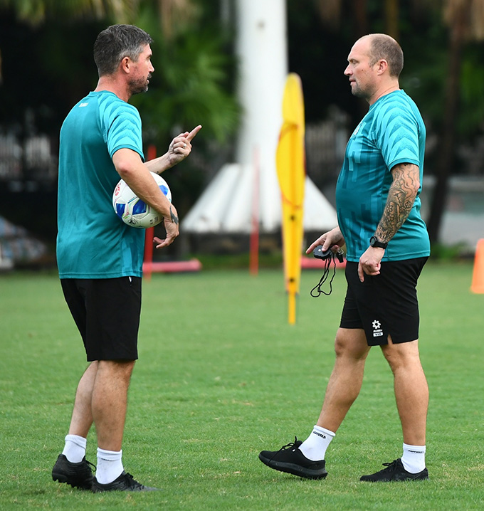 HLV Harry Kewell làm việc cùng CLB Hà Nội