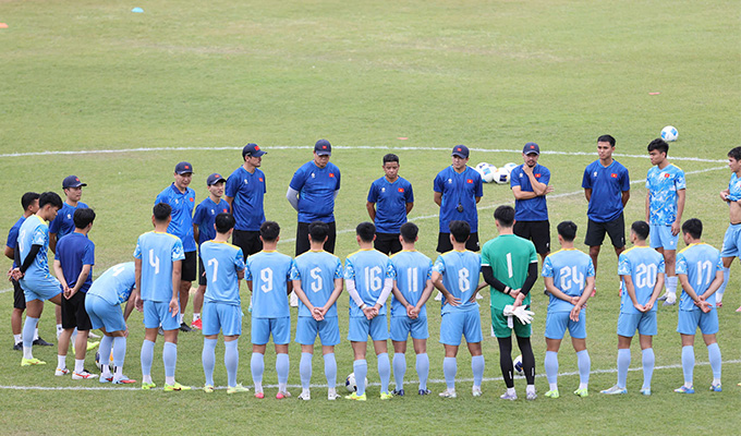 HLV Kim Sang Sik động viên U22 Việt Nam trước buổi tập