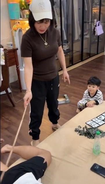 Mẹ Quang Hải thân thiết với con dâu