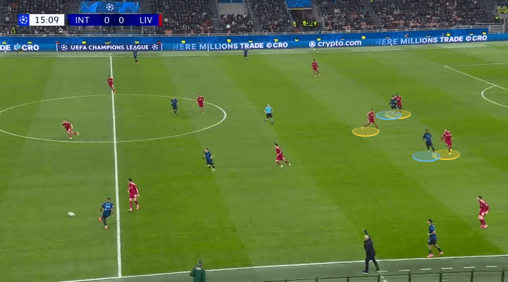 Trước Inter, Arne Slot đã tìm ra giải pháp ngắn hạn cho những vấn đề của Liverpool 5 Gravenberch lui sâu hỗ trợ phòng ngự nhưng gây ra khoảng trống phía trên