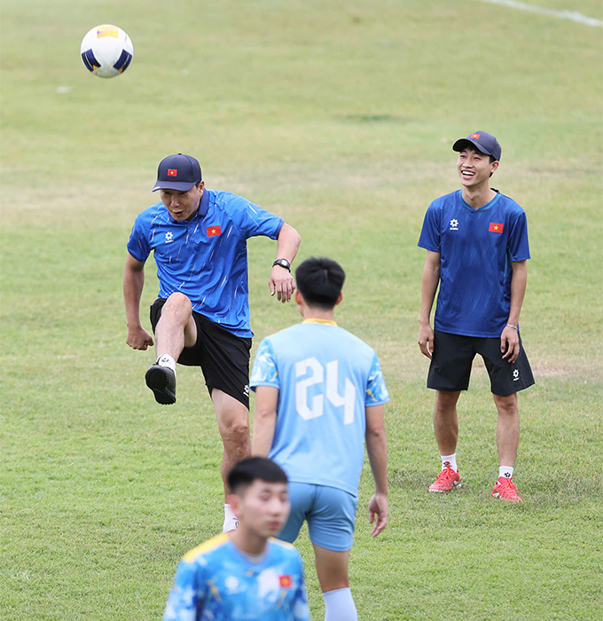 HLV Kim Sang Sik vui vẻ vào đá ma với các học trò