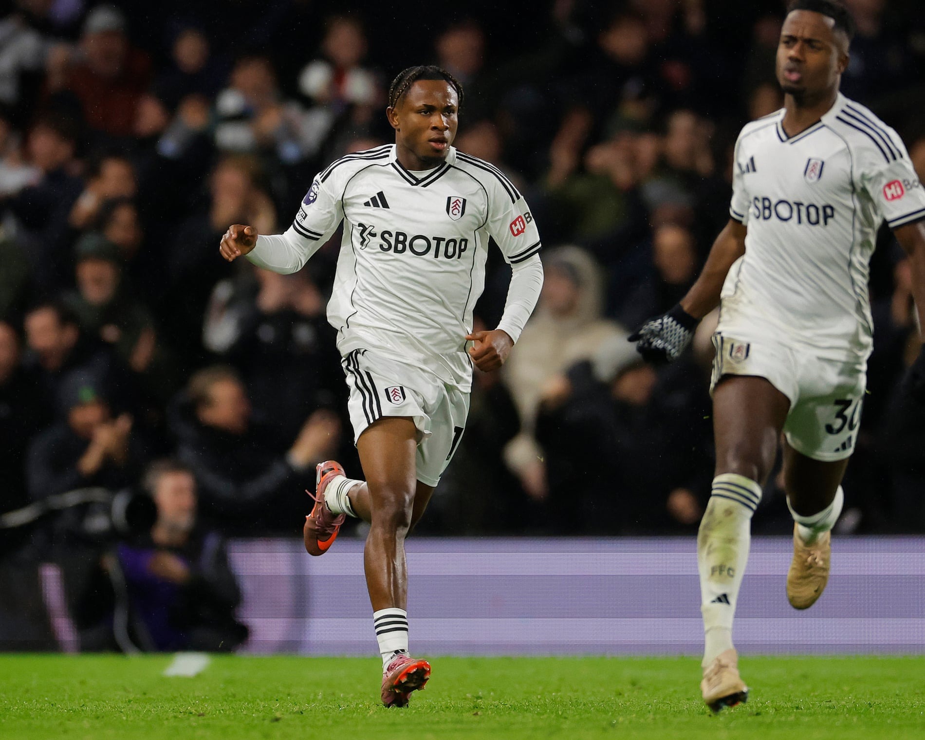 Fulham thể hiện tinh thần chiến đấu tuyệt vời để ghi được đến 4 bàn