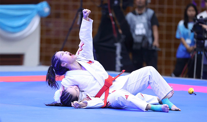 Hai nữ vận động viên Ju-jitsu biểu diễn tại SEA Games