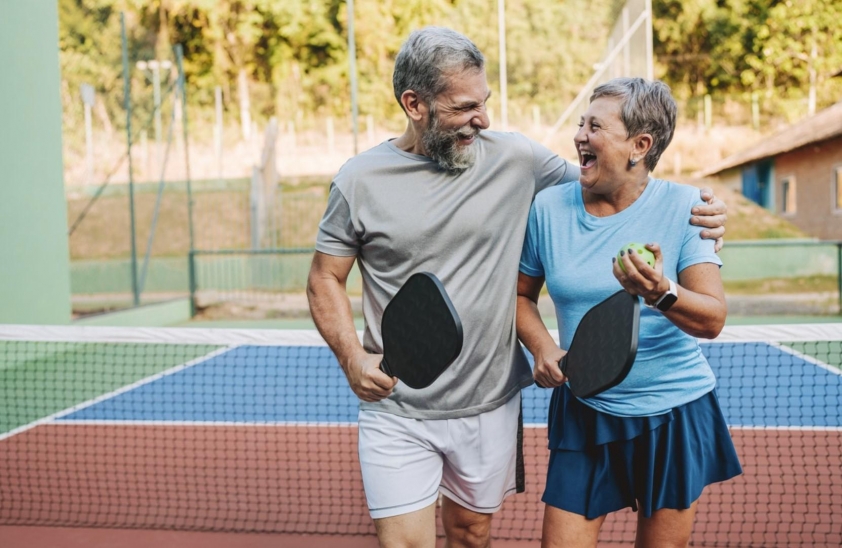 Cải thiện phản xạ và cân bằng Các nghiên cứu cho thấy pickleball giúp cải thiện phản xạ, sự cân bằng và giảm nguy cơ té ngã ở người lớn tuổi