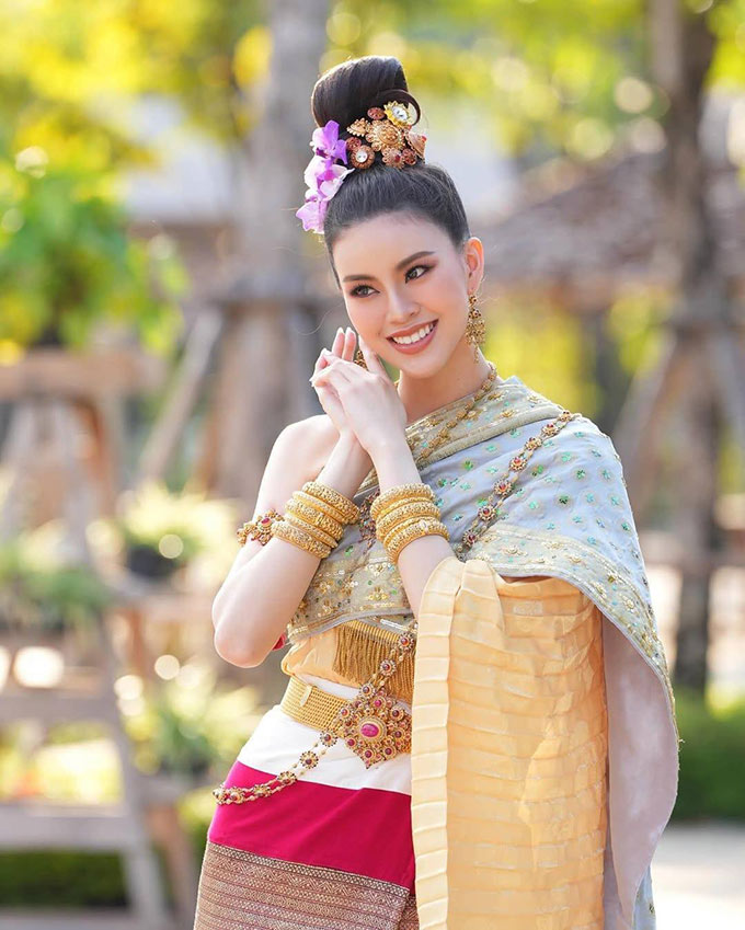 Nicha Poonpoka cầm biển tên đoàn Việt Nam tại lễ khai mạc SEA Games 33