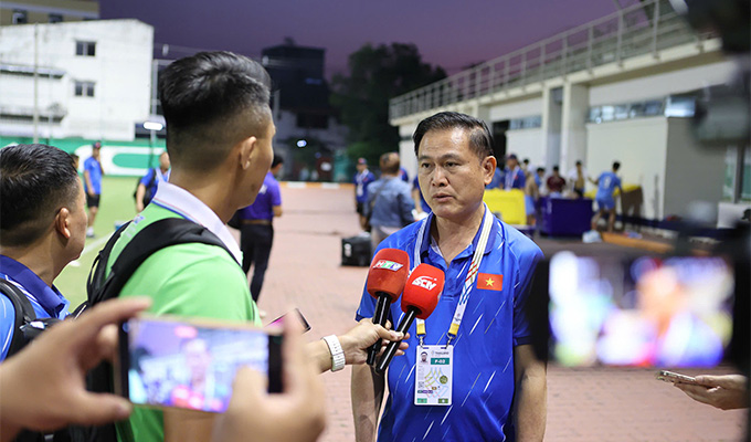 Phó Chủ tịch VFF Trần Anh Tú trao đổi với báo chí