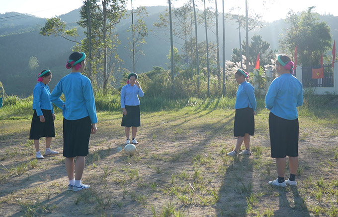 Phụ nữ vùng cao thi đấu bóng đá truyền thống