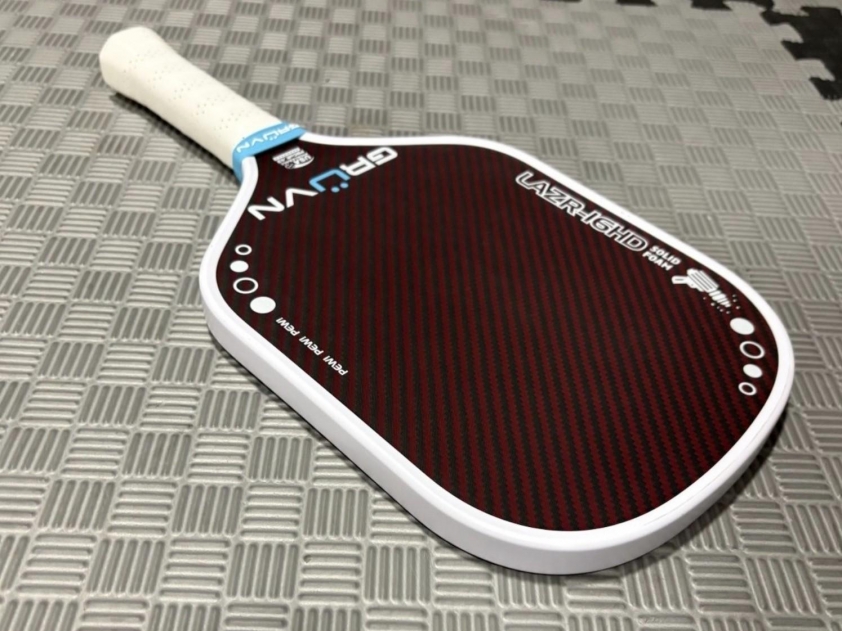 Mặt vợt có độ ma sát tốt hỗ trợ tạo xoáy nhẹ nhàng và ổn định Mặt vợt ma sát cao hỗ trợ kỹ thuật