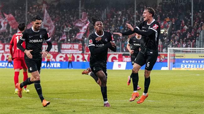 Freiburg đang đứng giữa bảng xếp hạng Bundesliga Freiburg thi đấu tại Bundesliga