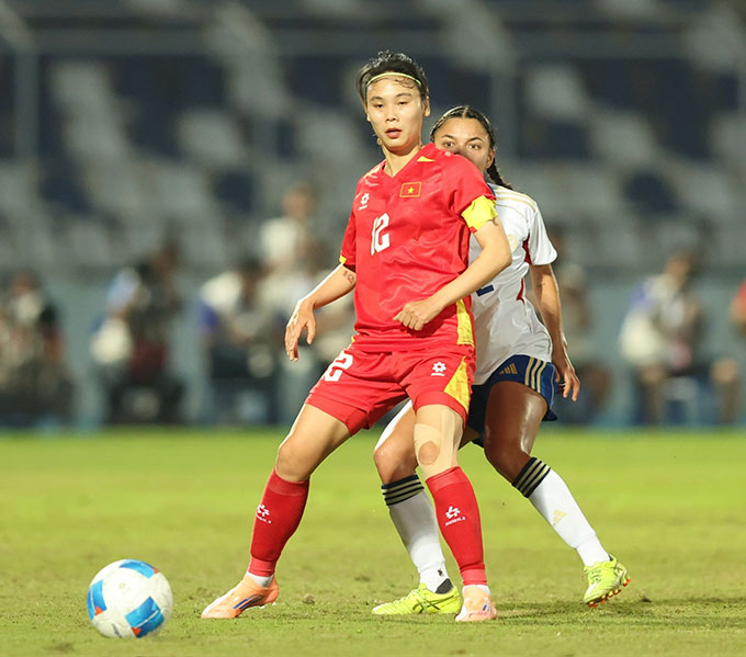 Cầu thủ hai đội trên sân chuẩn bị thi đấu