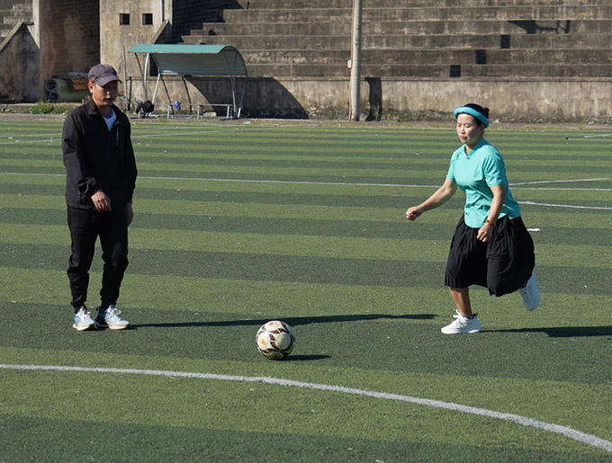 Phụ nữ thi đấu bóng đá ở giải các dân tộc thiểu số