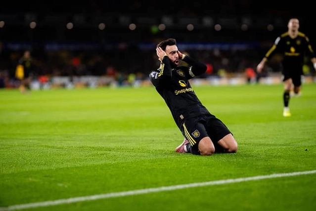 Bruno Fernandes mở tỷ số và cũng là người ấn định chiến thắng cho MU Bruno Fernandes ghi bàn mở tỷ số và ấn định chiến thắng